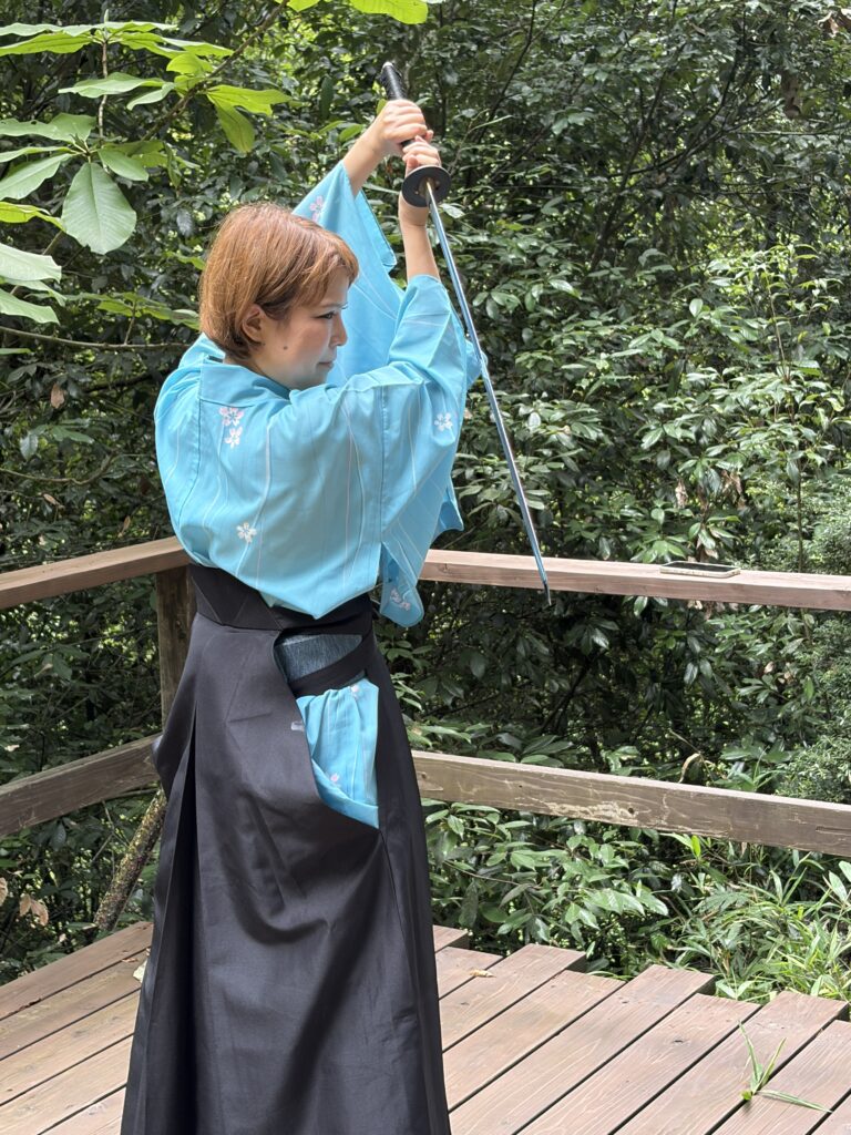 山間の川のほとりで「Samurai Nature Retreat」を実際に体験してみました。新しいツアーとして完成させていく予定です。